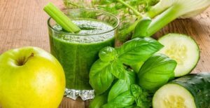 Jugos verdes: Cómo pueden contribuir a nuestra salud y sus contraindicaciones. 