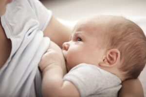 La lactancia materna: Una poderosa conexión entre madre e hijo.