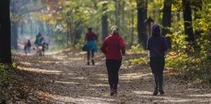 ¿Qué son las caminatas conscientes?: Beneficios para la salud.