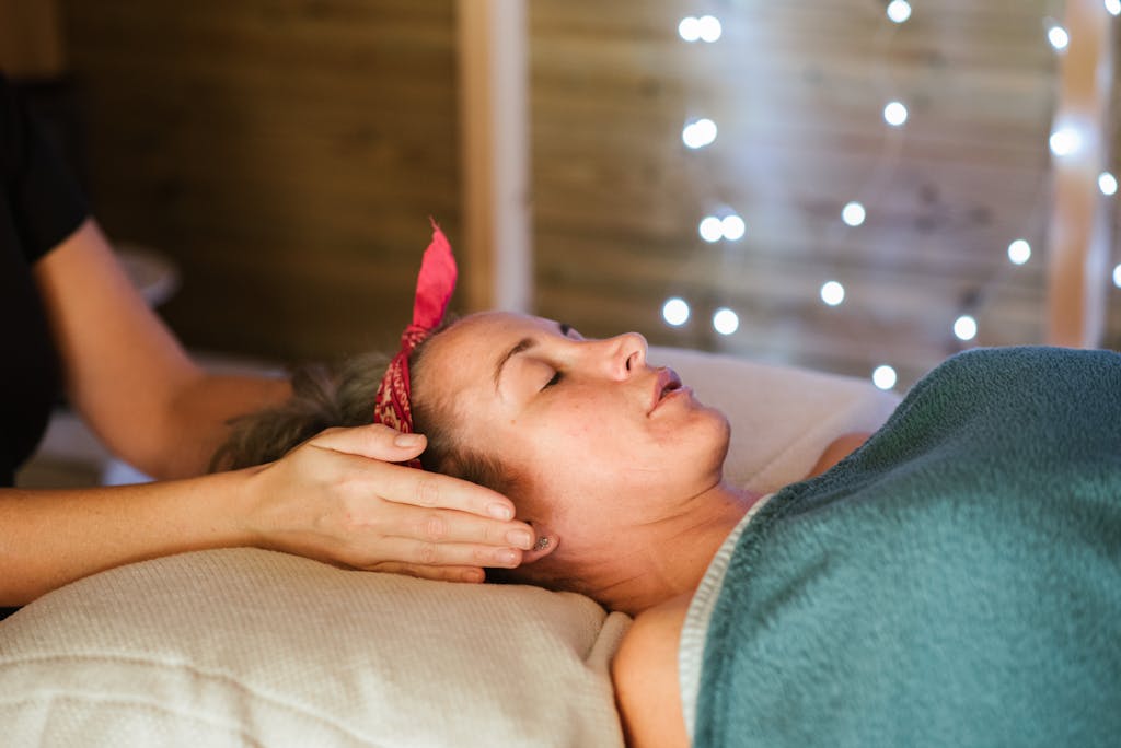 Sesión de sanación donde una practicante de Reiki transmite energía vital universal a través de sus manos