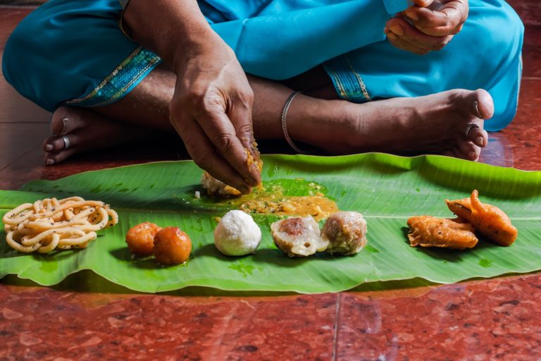 Imagen de portada de «India: Comer con las manos. cultura, historia y espiritualidad».
