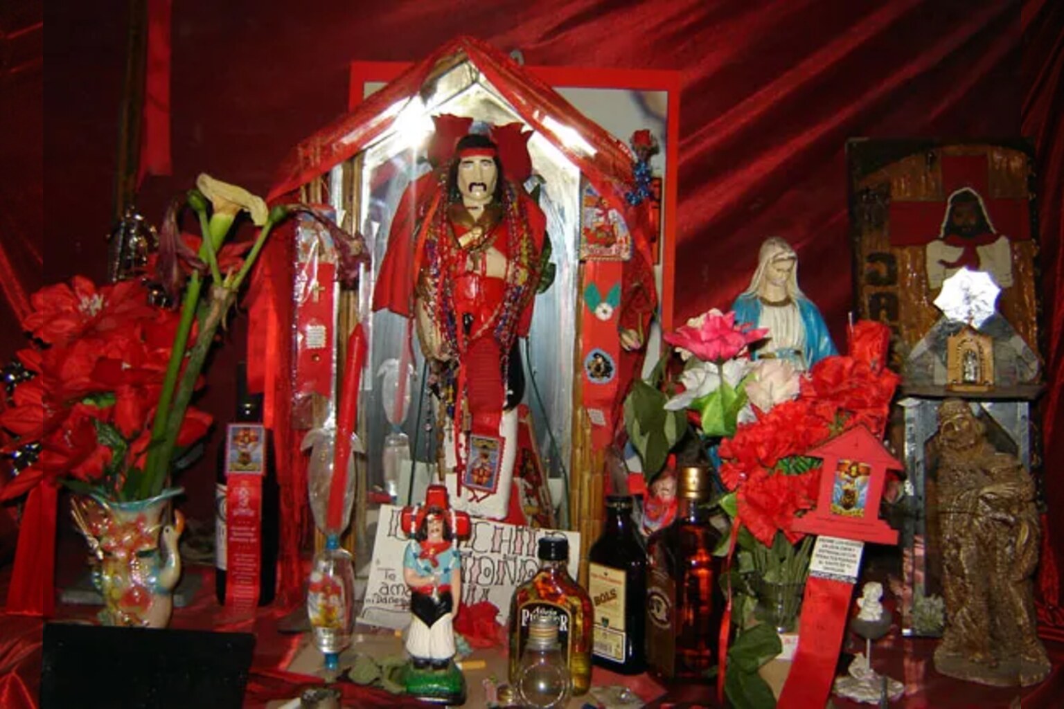 Imagen de portada de «Latinoamérica Deidades y rituales: creencias y milagros».