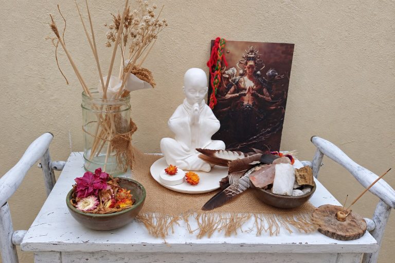 Imagen de portada de «Altar personal: Guía para crear tu rincón mágico».