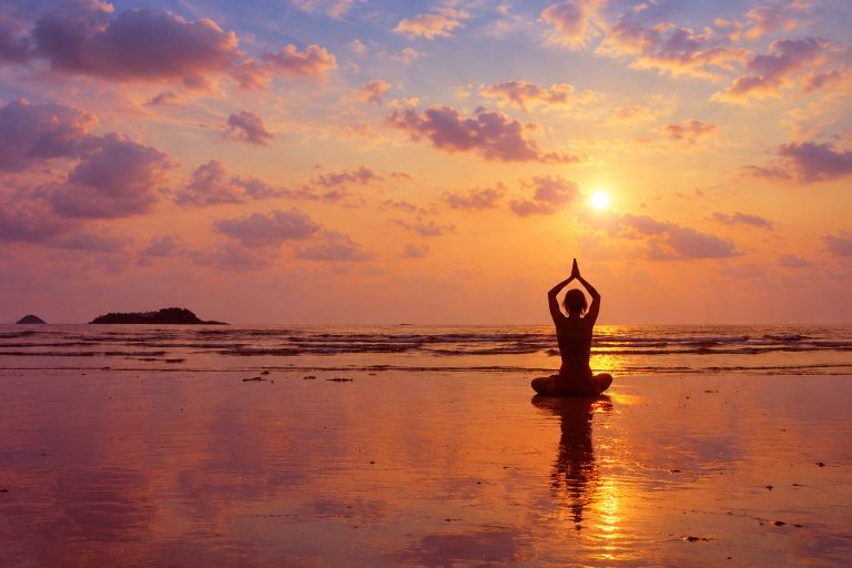Imagen de portada de «Mouna, el Yoga del Silencio: Cultivando la paz interior a través de su práctica».