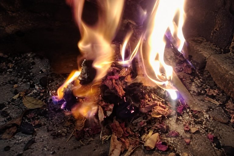 Imagen de portada de «Rituales de agradecimiento al fuego: significado y prácticas».